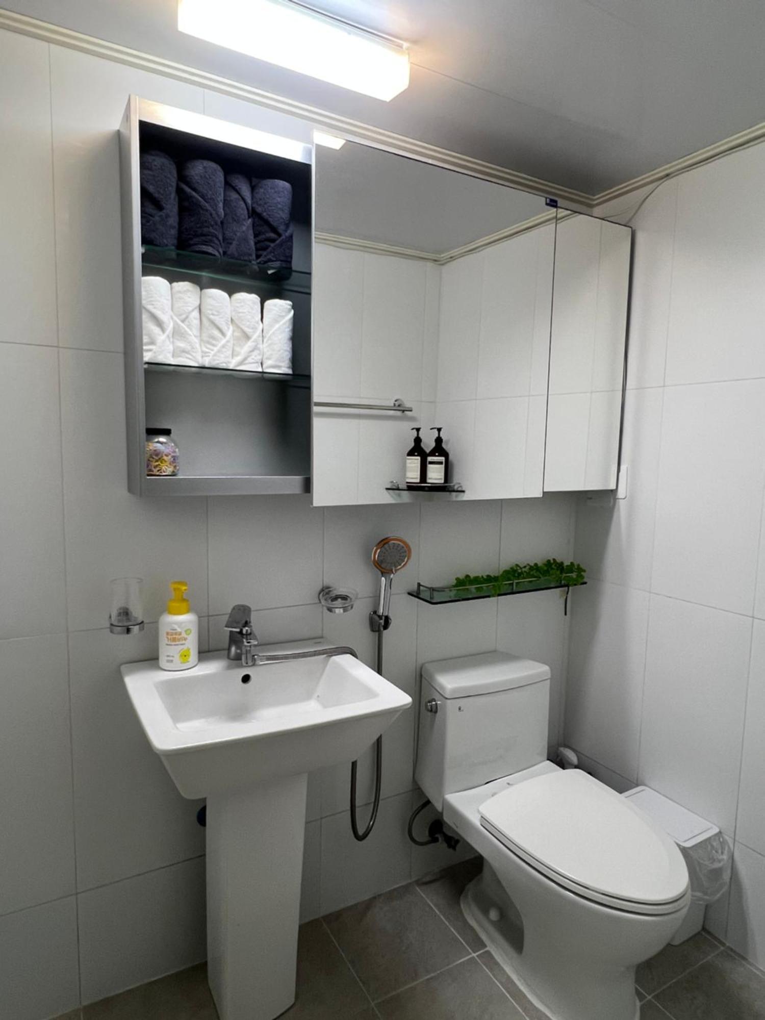 Apartment Hongdae Oyo Stay, Free Luggage Keeping, Hongdae Station Line And Airport Train *