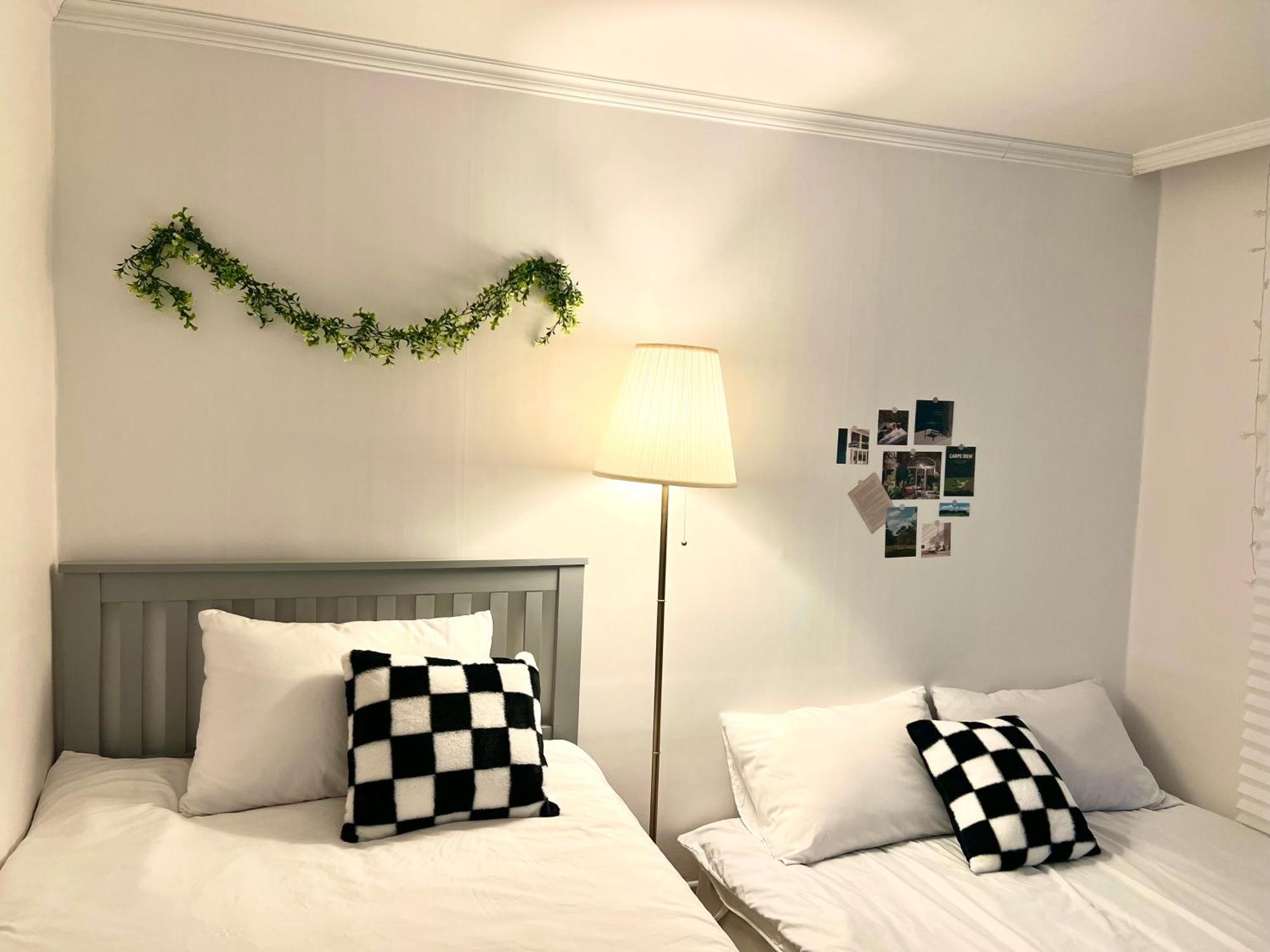 Hongdae Oyo Stay, Free Luggage Keeping, Hongdae Station Line And Airport Train Apartment