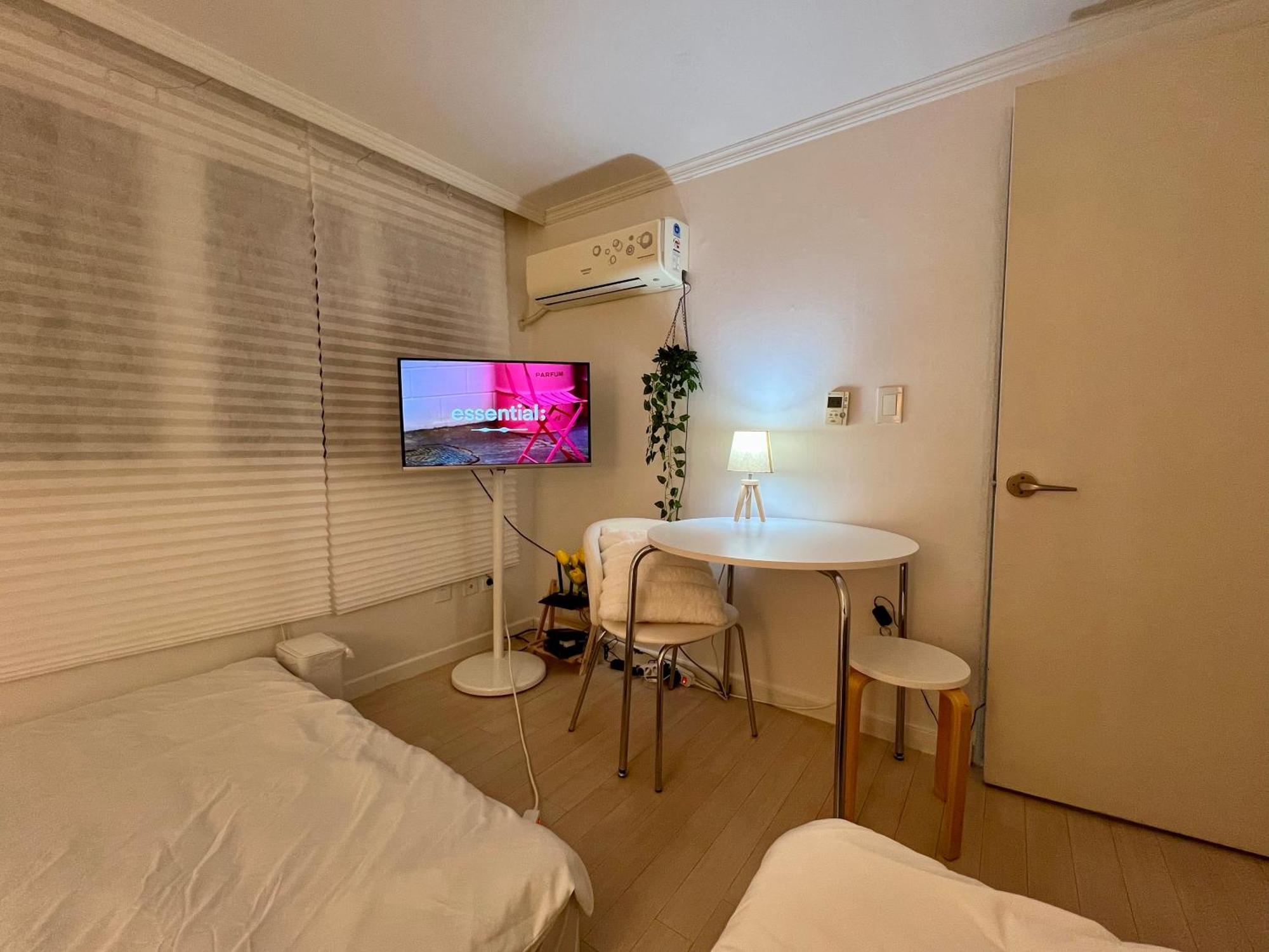 Hongdae Oyo Stay, Free Luggage Keeping, Hongdae Station Line And Airport Train Apartment